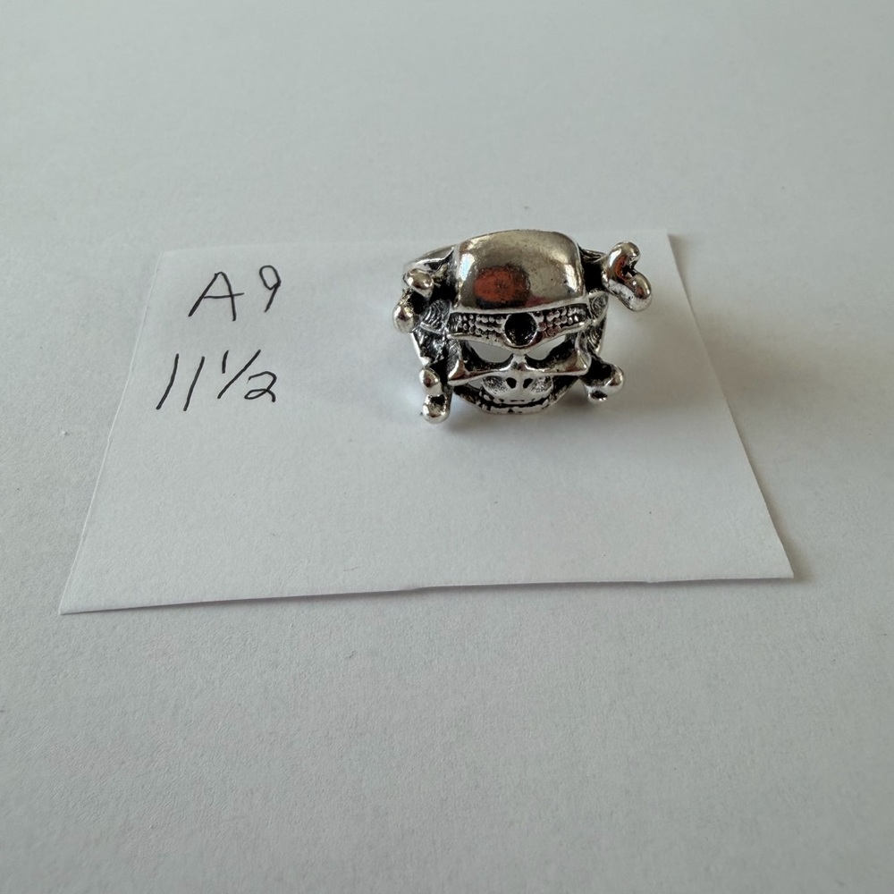 Silver‎ Skull and Crossbones Ring